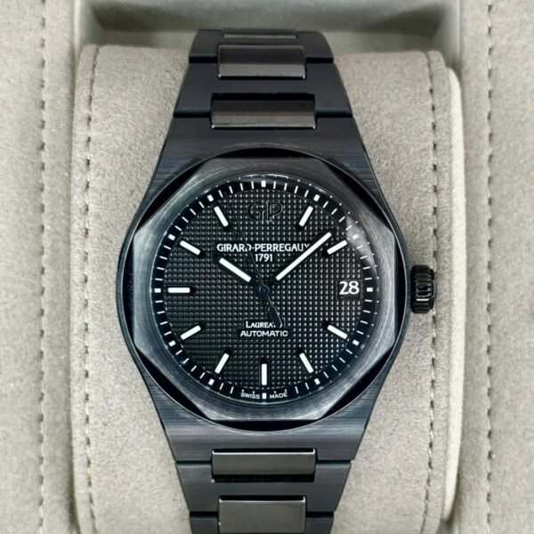 2022 Girard-Perregaux Laureato 42mm 81010-32-631-32A Ceramic Black Dial