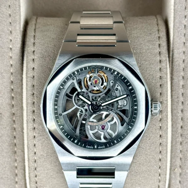 2022 Girard-Perregaux Laureato 42mm 81015-11-001-11A Skelton Dial